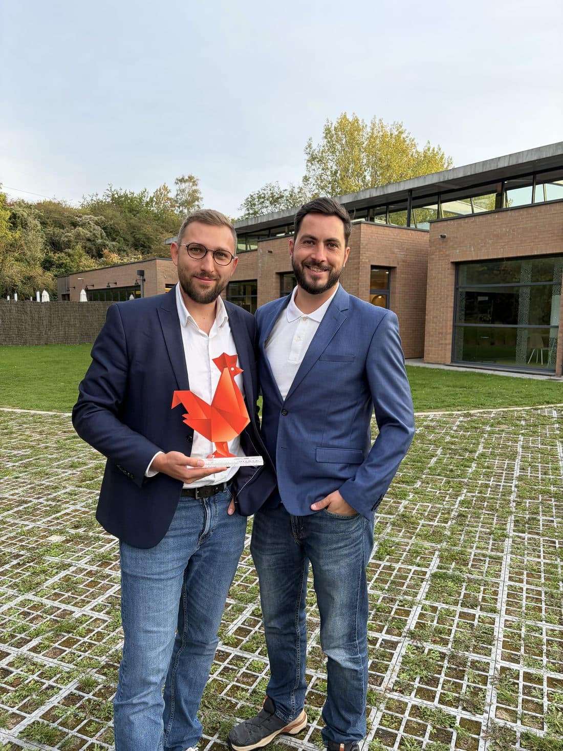 Octave Constancia et Clément Lenot avec le trophée du Prix de l’Innovation